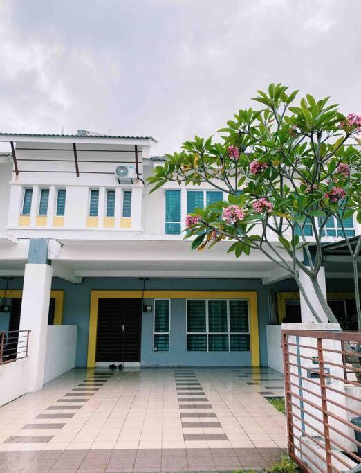 Spacious Cozy Lakeville Homestay 4 Bedrooms All With Aircond 세리 이스칸다르 외부 사진