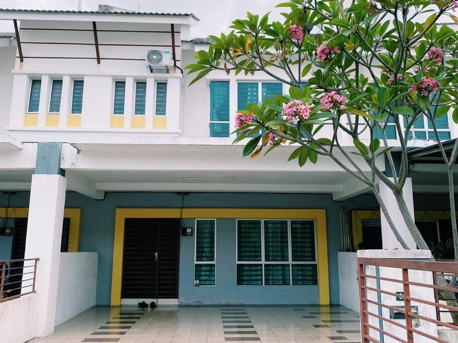 Spacious Cozy Lakeville Homestay 4 Bedrooms All With Aircond 세리 이스칸다르 외부 사진